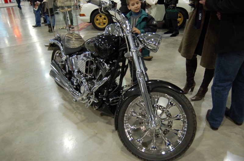 Oldtimer 2007: черный харлей с хромом и зебровым сиденьем в зале выставки
