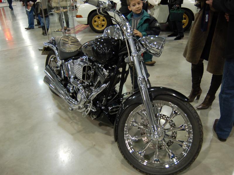 Oldtimer 2007: черный харлей с хромом и зебровым сиденьем в зале выставки