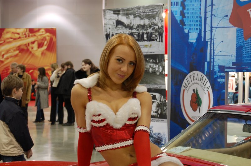 Oldtimer-выставка в Москве, 2007: женщина в красно-белом костюме у ретро-автомобиля