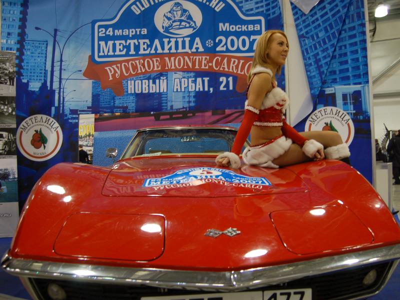 Москва, 2007. Красный Corvette на выставке Oldtimer с моделью в новогоднем костюме
