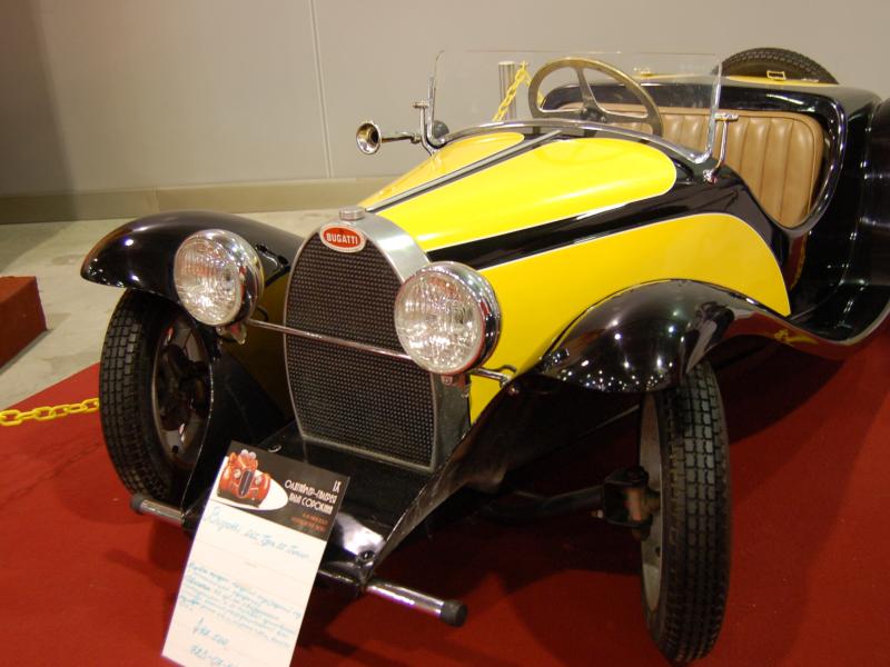 Oldtimer-выставка в России, 2007: Bugatti Type 55 Tourer в чёрно-жёлтом кузове