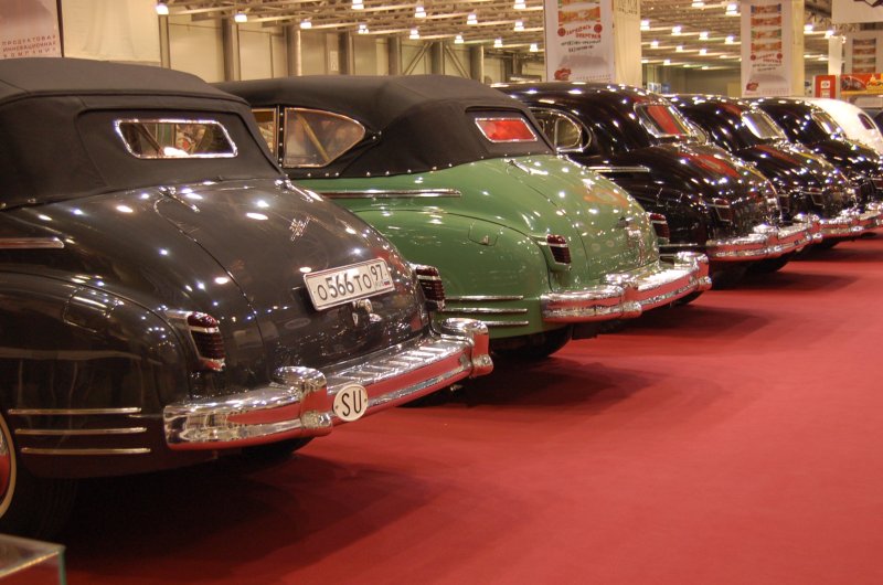 Oldtimer 2007: ряд классических кабриолетов на красном ковре в Москве