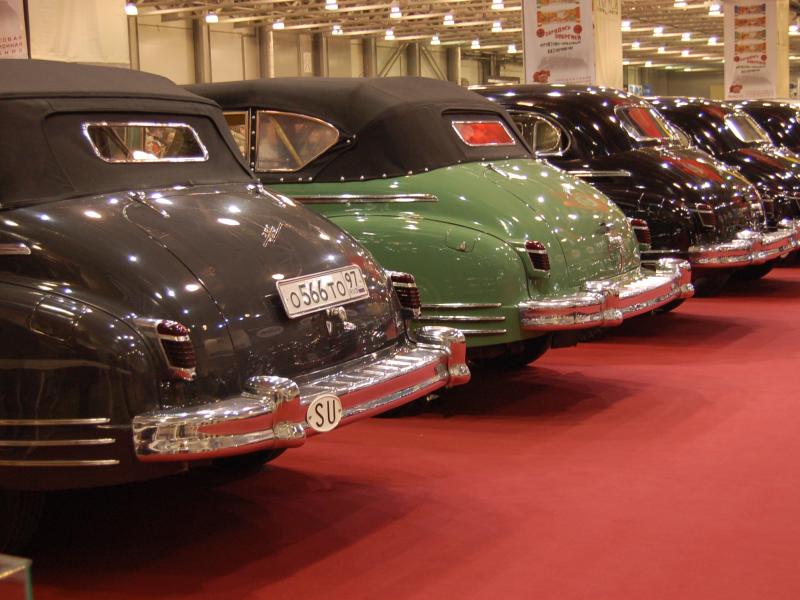 Oldtimer 2007: ряд классических кабриолетов на красном ковре в Москве