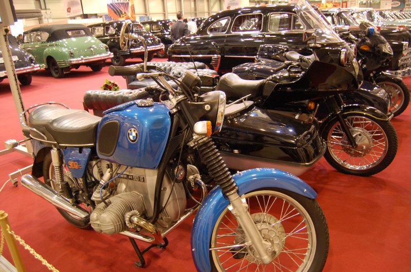 Oldtimer-выставка в Москве, 2007: синий BMW R90/6 с боковым прицепом и ретро-автомобили на красном ковре