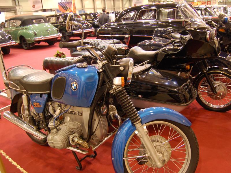 Oldtimer-выставка в Москве, 2007: синий BMW R90/6 с боковым прицепом и ретро-автомобили на красном ковре