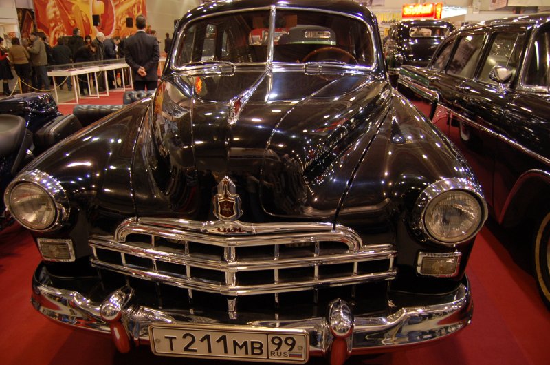 Oldtimer-выставка в Москве, 2007: черный ЗИМ с эмблемой оленя