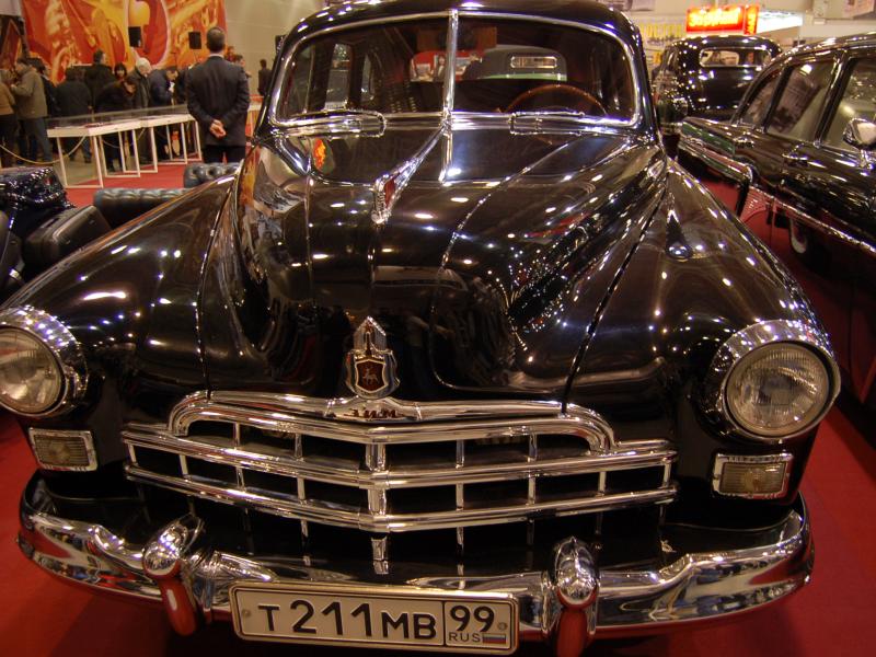 Oldtimer-выставка в Москве, 2007: черный ЗИМ с эмблемой оленя