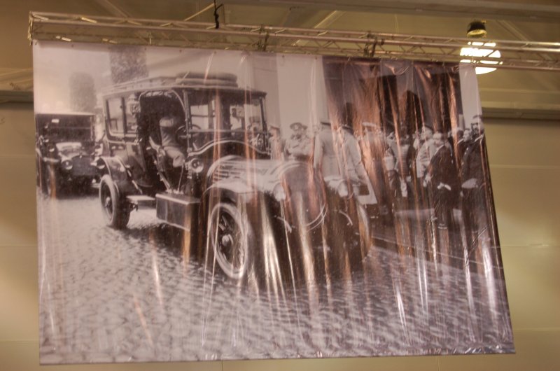 Oldtimer 2007: старинный автобус на брусчатке в музейном зале