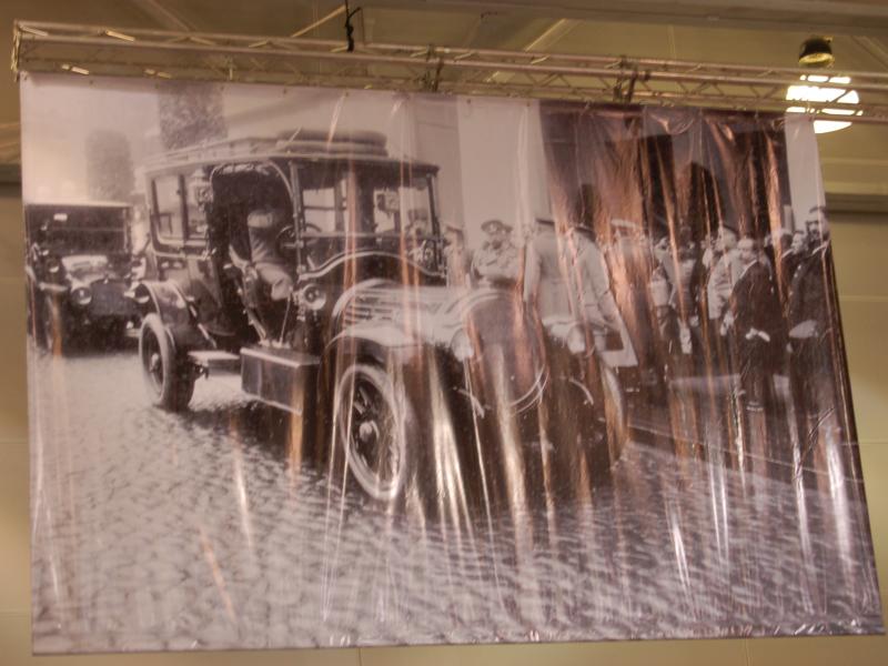 Oldtimer 2007: старинный автобус на брусчатке в музейном зале