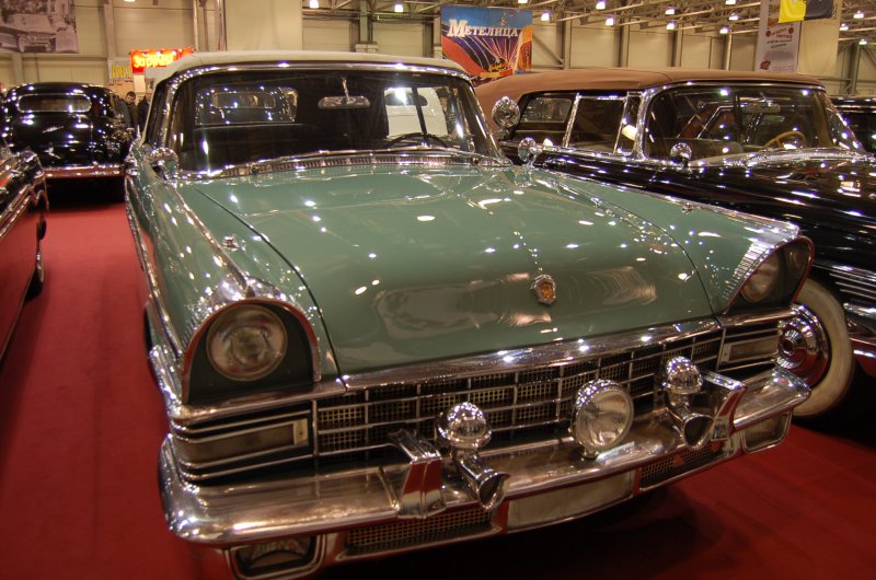 Oldtimer-выставка в Москве, 2007: зелёный Бакард с хромом и белыми стенками