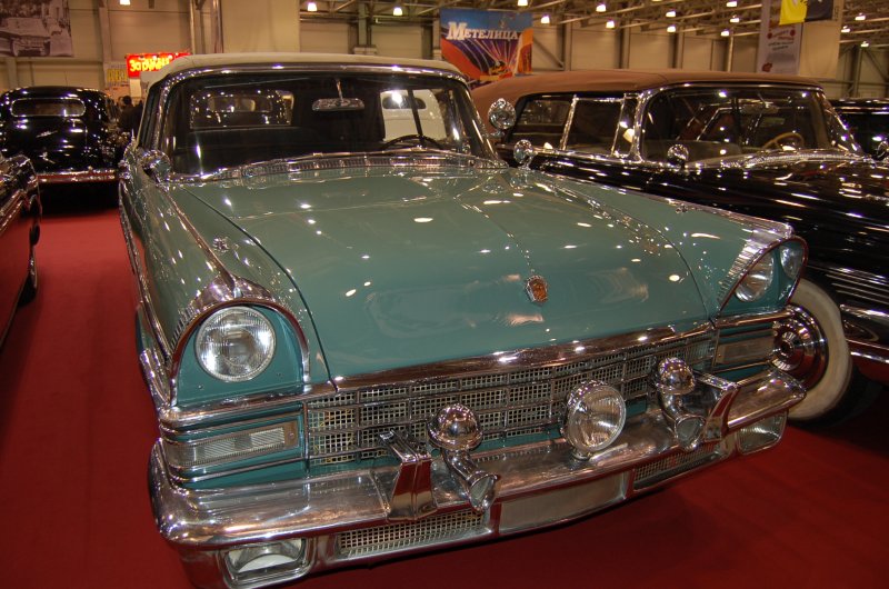 Oldtimer 2007: бирюзовый кабриолет в зале выставки
