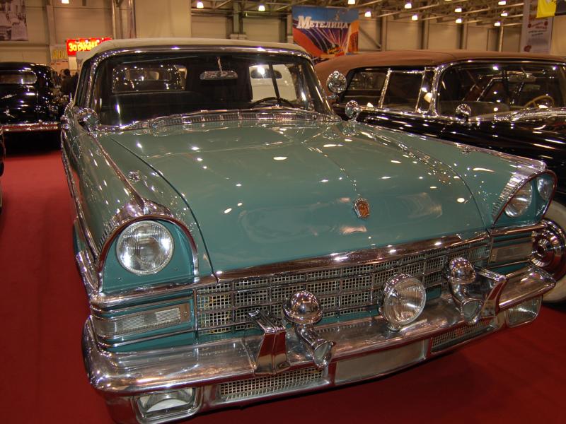 Oldtimer 2007: бирюзовый кабриолет в зале выставки