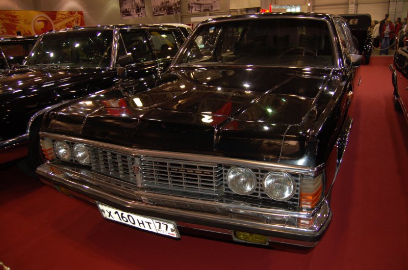 Oldtimer 2007, Москва: черный ГАЗ-13 в зале выставки