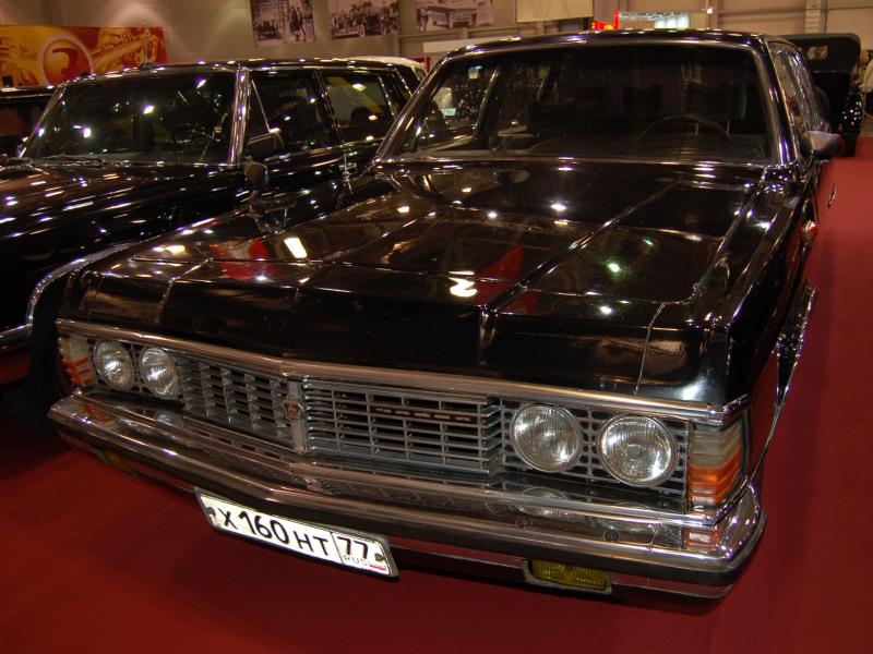 Oldtimer 2007, Москва: черный ГАЗ-13 в зале выставки