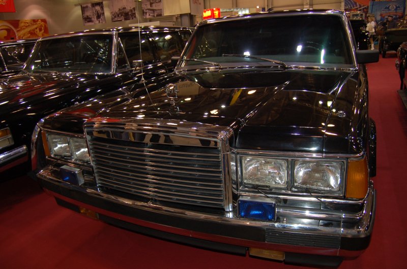Москва, Oldtimer 2007: черный «Волга» ГАЗ-13 с хромированным бампером и синим проблесковым маячком