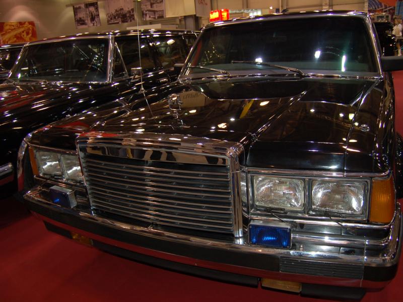 Москва, Oldtimer 2007: черный «Волга» ГАЗ-13 с хромированным бампером и синим проблесковым маячком
