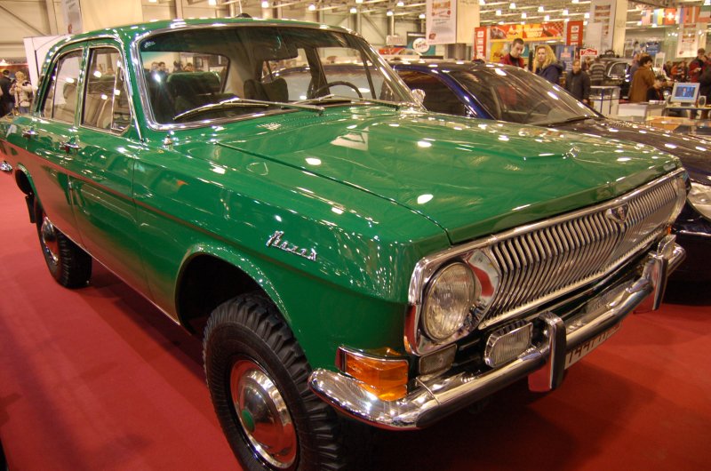 Oldtimer 2007: зелёный ВАЗ-2101 «Москвич» на красном ковре выставки