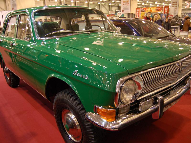 Oldtimer 2007: зелёный ВАЗ-2101 «Москвич» на красном ковре выставки