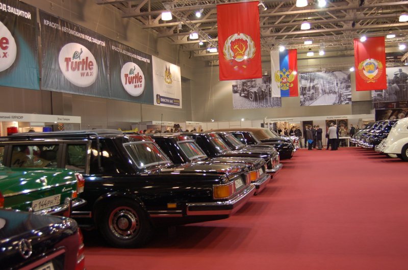 Oldtimer-выставка в Москве, 2007: черные «Волги» и советские флаги над красным ковром