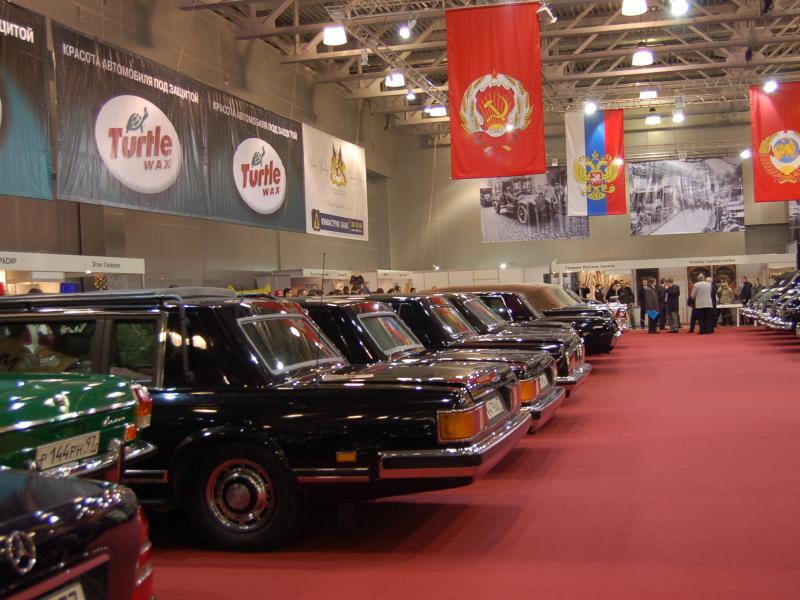 Oldtimer-выставка в Москве, 2007: черные «Волги» и советские флаги над красным ковром