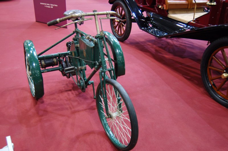 Oldtimer 2007: зелёный трицикл и красный старинный автомобиль в музейном зале