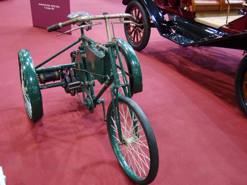 Oldtimer 2007: зелёный трицикл и красный старинный автомобиль в музейном зале