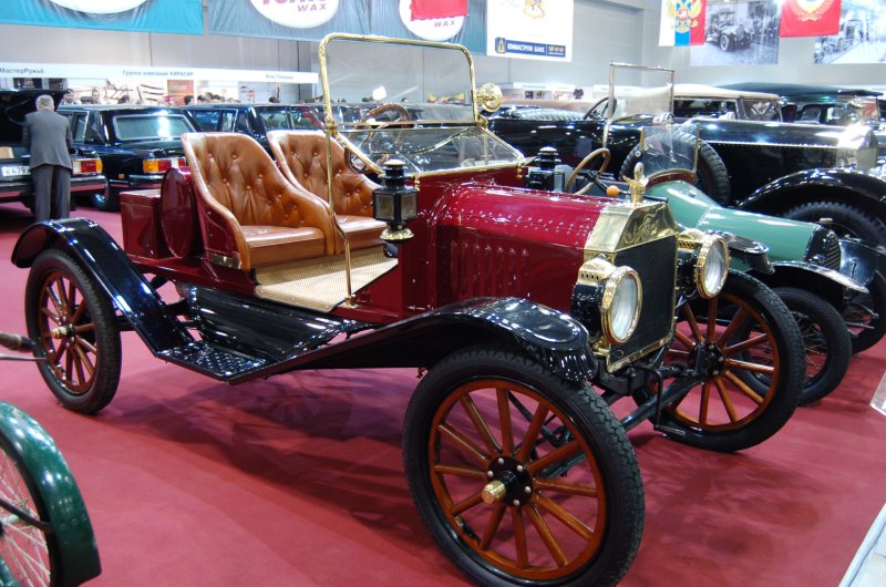 Oldtimer-выставка в Москве, 2007: красный Ford Model T с кожаными сиденьями