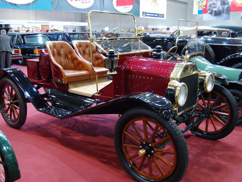 Oldtimer-выставка в Москве, 2007: красный Ford Model T с кожаными сиденьями