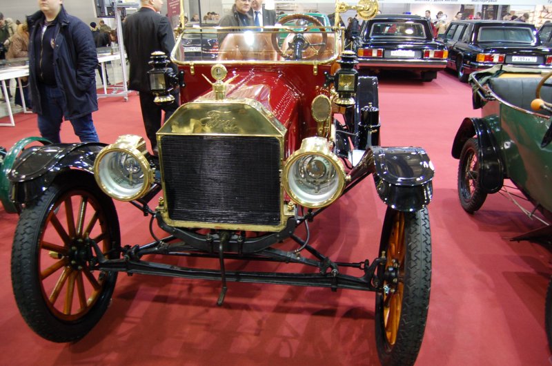 Oldtimer 2007, Москва: красный Ford Model T с золотистыми акцентами на выставке