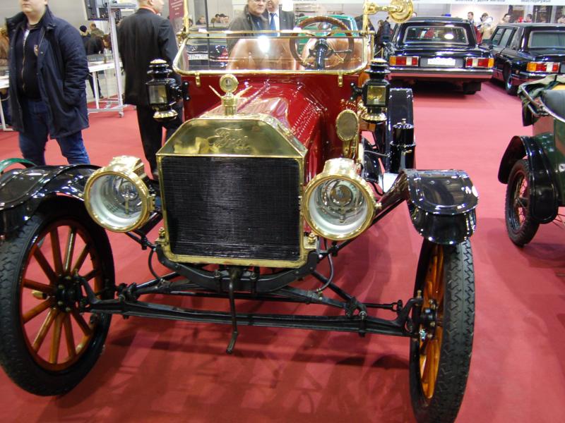 Oldtimer 2007, Москва: красный Ford Model T с золотистыми акцентами на выставке