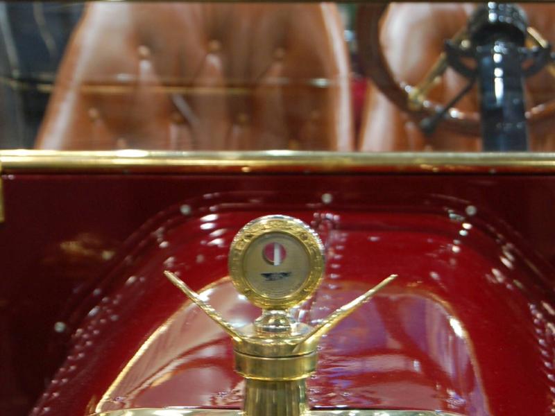 Oldtimer 2007: красный Ford с золотым эмблемой и «Ford» на капоте