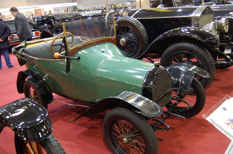 Oldtimer 2007: зелёный ретро-автомобиль на выставке в Москве