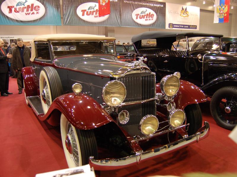 Классический автомобиль на выставке старинных автомобилей с баннерами Turtle Wax
