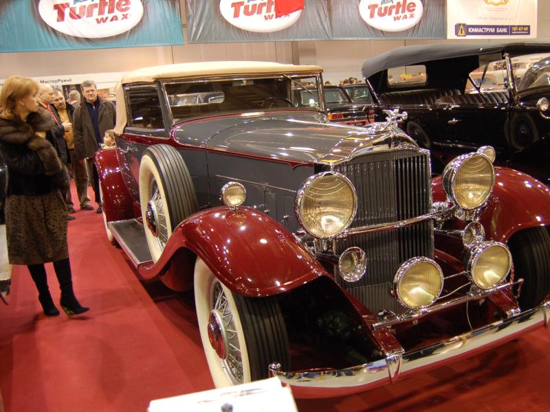 Oldtimer 2007, Москва: красно-чёрный ретро-автомобиль с хромом и белыми стенками