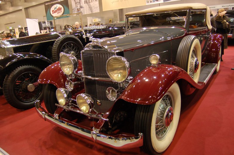 Oldtimer 2007, Москва: красный ретро-автомобиль с хромом и белыми стенками