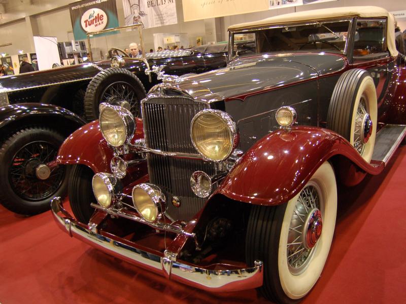 Oldtimer 2007, Москва: красный ретро-автомобиль с хромом и белыми стенками