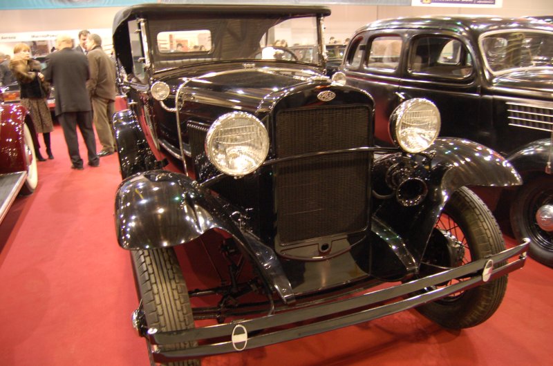 Oldtimer-выставка в Москве, 2007: чёрный Ford Model A с кабриолетом и хромированными фарами