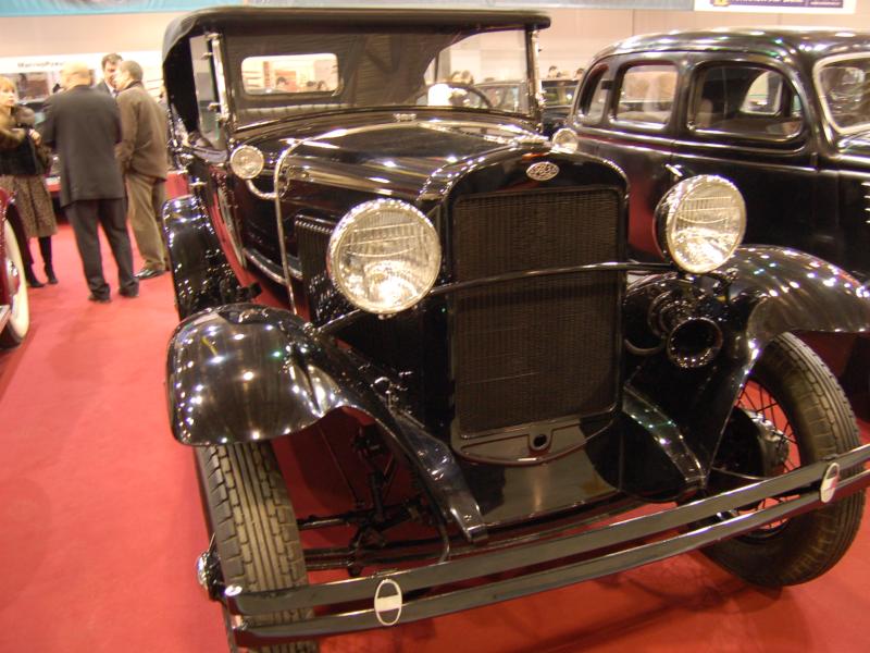 Oldtimer-выставка в Москве, 2007: чёрный Ford Model A с кабриолетом и хромированными фарами