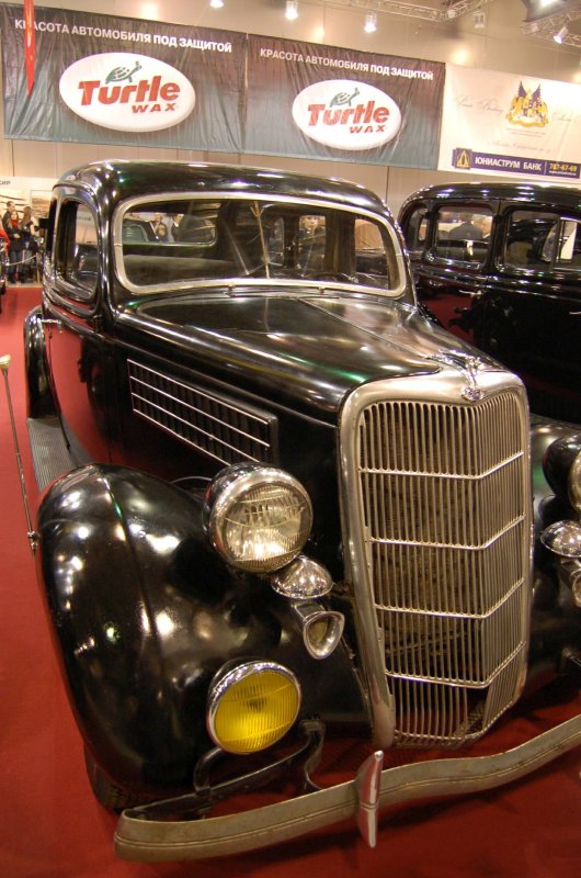 Oldtimer-выставка в Москве, 2007: чёрный Ford с хромированным радиатором