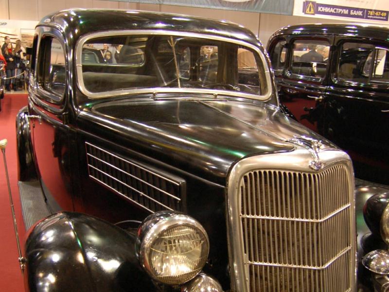 Oldtimer-выставка в Москве, 2007: чёрный Ford с хромированным радиатором