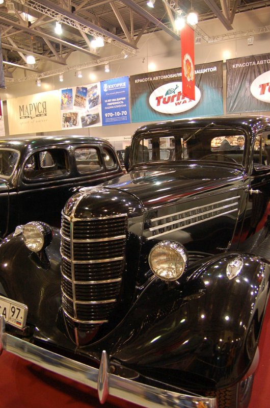 Oldtimer-выставка в Москве, 2007: черный Ford с хромированным радиатором и «97» на номере