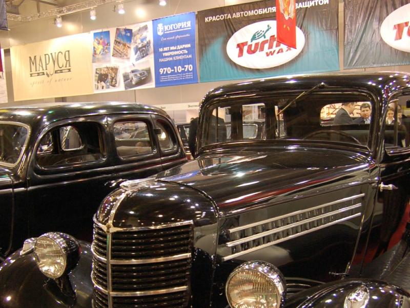 Oldtimer-выставка в Москве, 2007: черный Ford с хромированным радиатором и «97» на номере