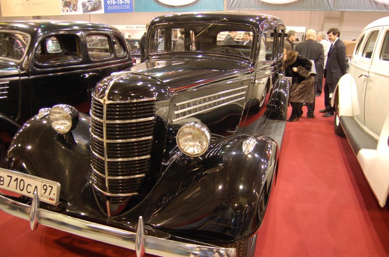 Oldtimer 2007: черный американский автомобиль на красном ковре в Москве