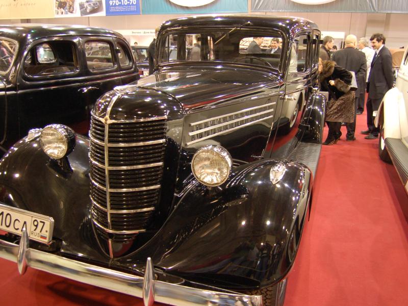 Oldtimer 2007: черный американский автомобиль на красном ковре в Москве