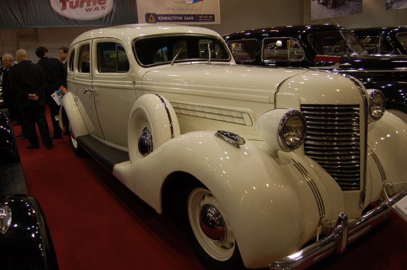Oldtimer 2007: белый хардтоп на выставке в Москве