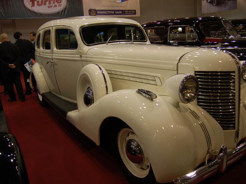 Oldtimer 2007: белый хардтоп на выставке в Москве