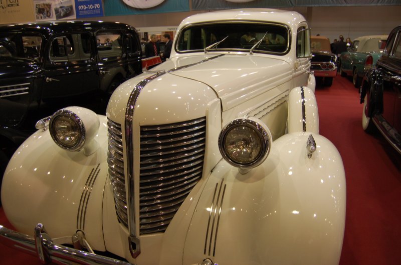 Oldtimer-выставка в Москве, 2007: белый автомобиль с хромированным радиатором