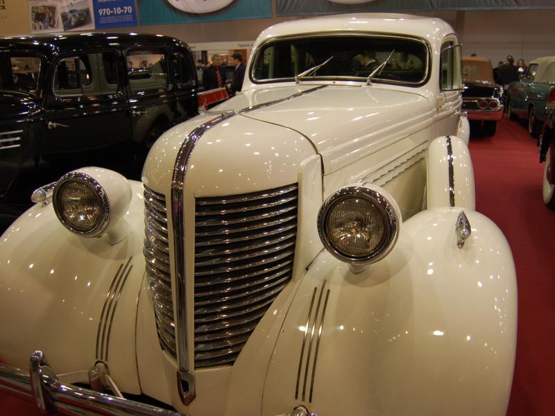 Oldtimer-выставка в Москве, 2007: белый автомобиль с хромированным радиатором