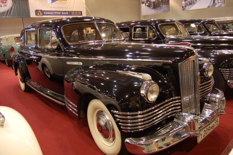 Oldtimer 2007: чёрный «Паккард» в зале выставки с табличкой Т 209МВ 199