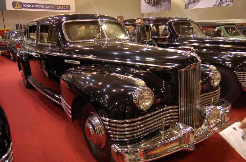 Черный классический автомобиль на выставке старинных автомобилей